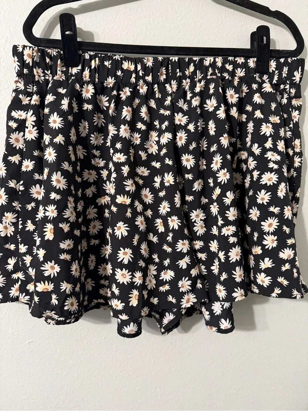 Whimsical Super Flowy White Daisy Print Fairycore Black Shorts 3XL